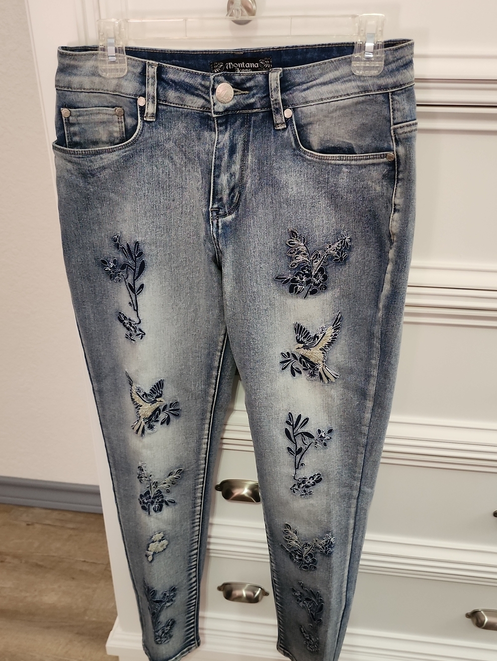 Embroidered Light Wash Women’s Jeans - Blue
